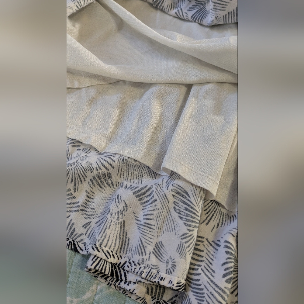 Old Navy Black and White Floral Dress. Size M - Picture 6 of 9
